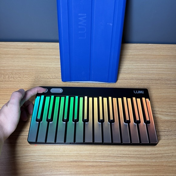 ROLI Lumi Keys Studio Edition Light Up MIDI Keyboard IOB Model LKB01 + Snap Case - Picture 2 of 8